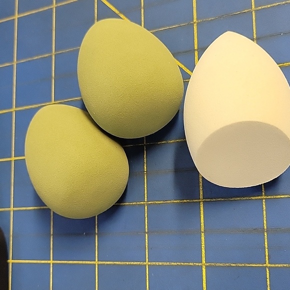 Set of 3 Makeup Sponges in Green and White New - Picture 2 of 2